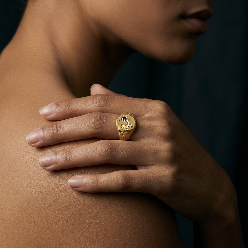 Hand engraved Violet signet ring in 18k gold on hand by Mier Theo