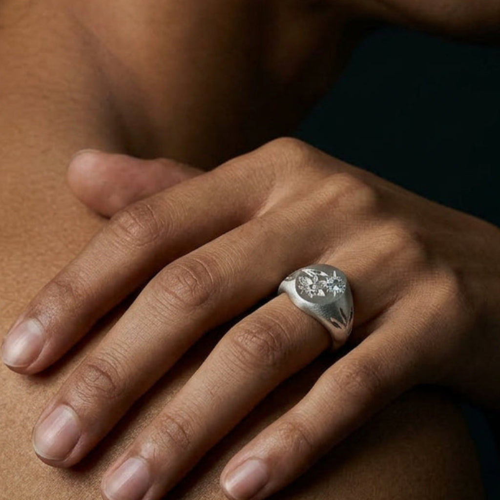 Hand engraved Daffodil signet ring in 940 Silver on hand by Mier Theo