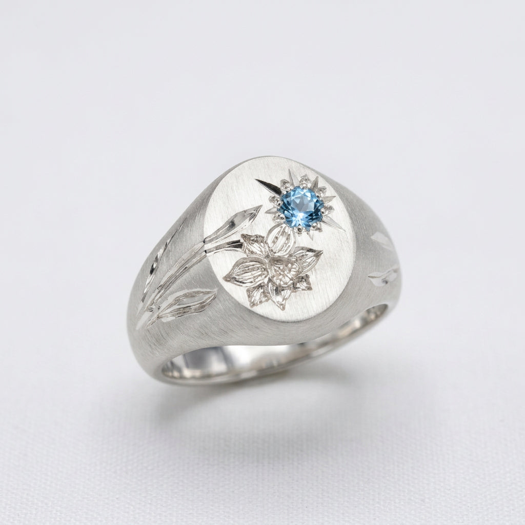 Hand engraved Daffodil signet ring in 940 Silver. Angled view. Engraved by Mier Theo