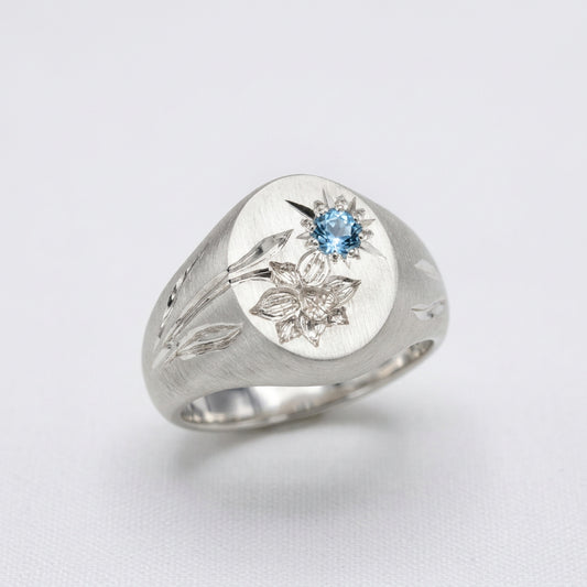 Hand engraved Daffodil signet ring in 940 Silver. Angled view. Engraved by Mier Theo