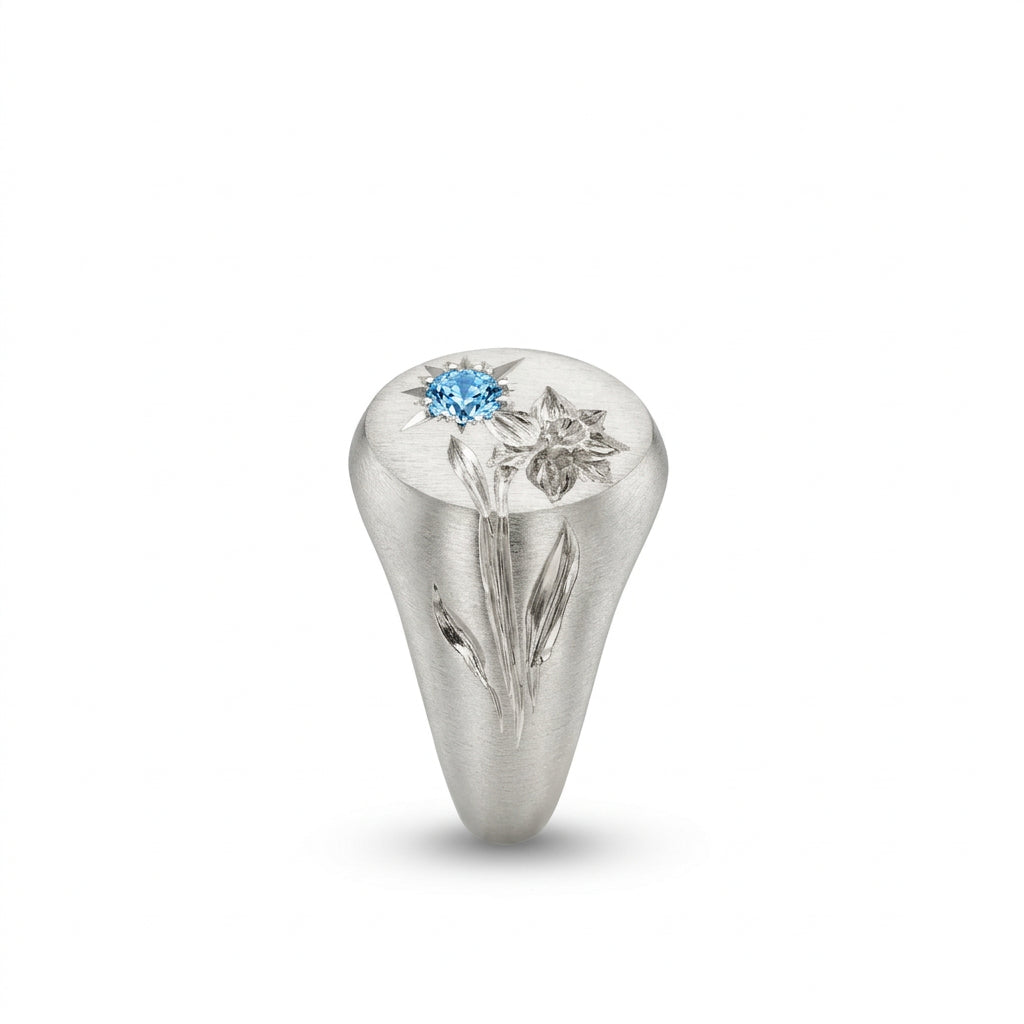 Hand engraved Daffodil signet ring in 940 Silver. Left view by Mier Theo