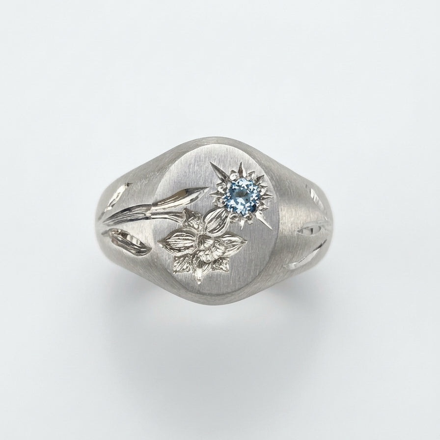 Hand engraved Daffodil signet ring in 940 Silver. Top view. Engraved by Mier Theo