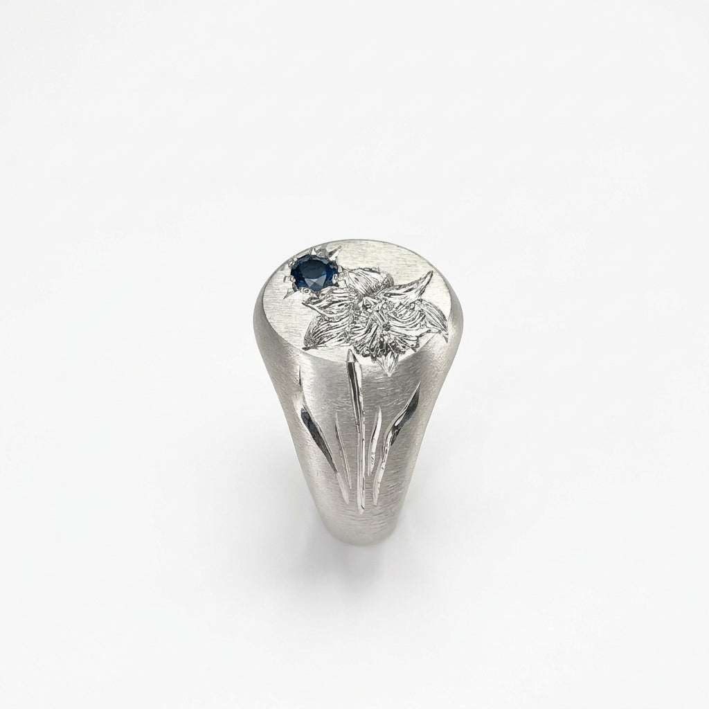 Hand engraved Narcissus signet ring in 940 Silver. Left view by Mier Theo