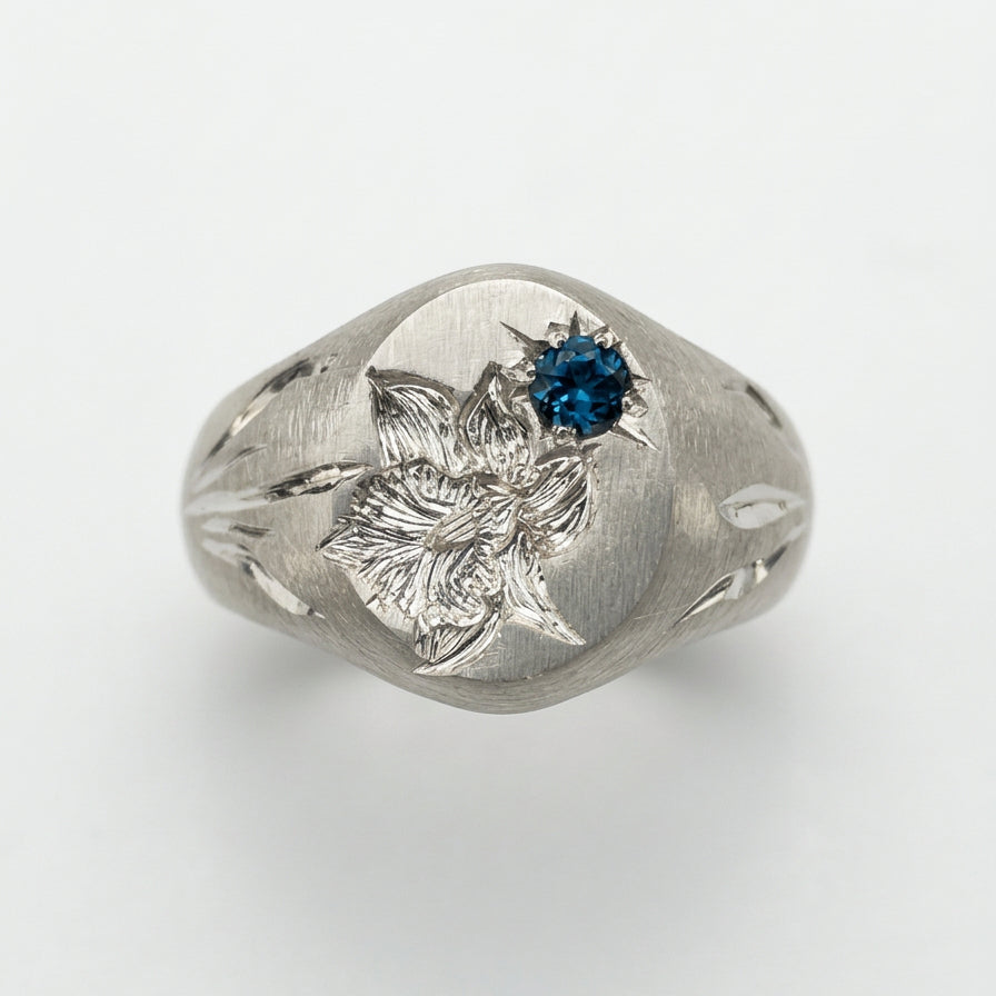 Hand engraved Narcissus signet ring in 940 Silver. Top view. Engraved by Mier Theo