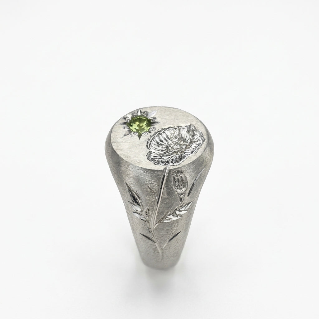 Hand engraved Poppy signet ring in 940 Silver. Left view by Mier Theo