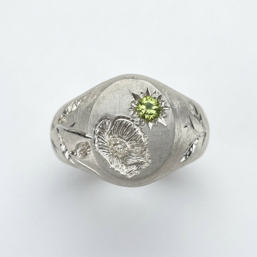 Hand engraved Poppy signet ring in 940 Silver. Top view. Engraved by Mier Theo