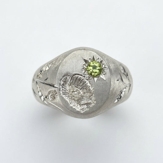 Hand engraved Poppy signet ring in 940 Silver. Top view. Engraved by Mier Theo