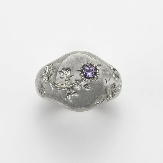 Hand engraved Violet signet ring in 940 Silver. Top view. Engraved by Mier Theo