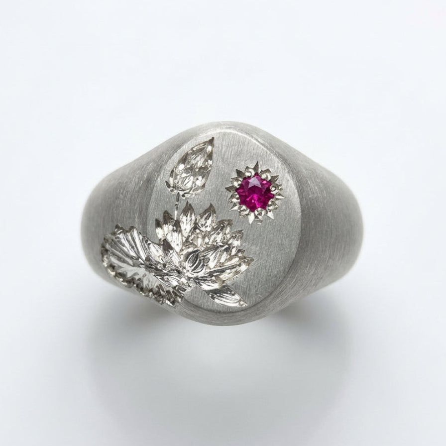 Hand engraved Water Lily signet ring in 940 Silver. Top view. Engraved by Mier Theo